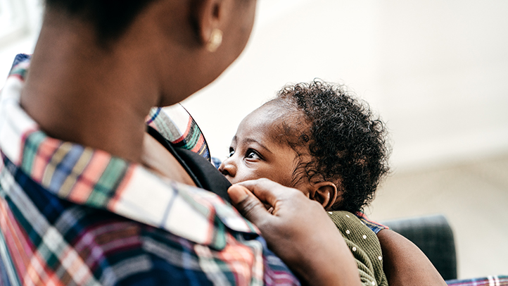 can you get pregnant while breastfeeding, mother breastfeeding her baby