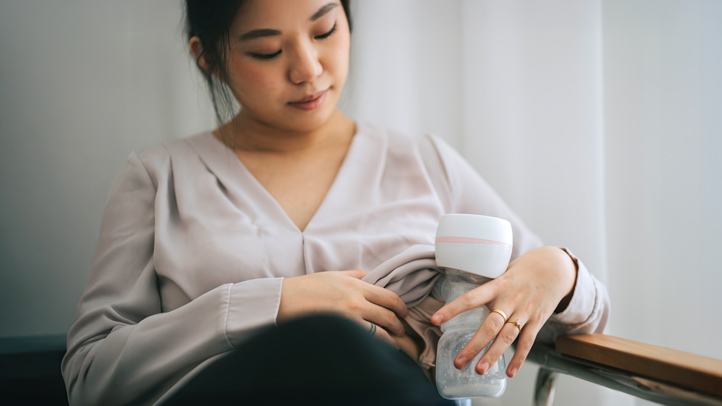 cluster pumping vs power pumping, woman pumping breast milk