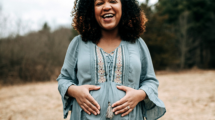 how babies breathe in the womb, pregnant woman holding her bump