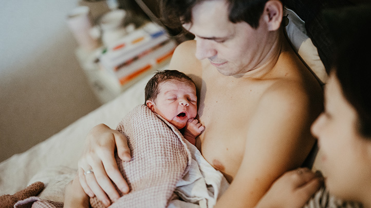 kangaroo care for preemies, dad doing skin-to-skin contact with preemie baby