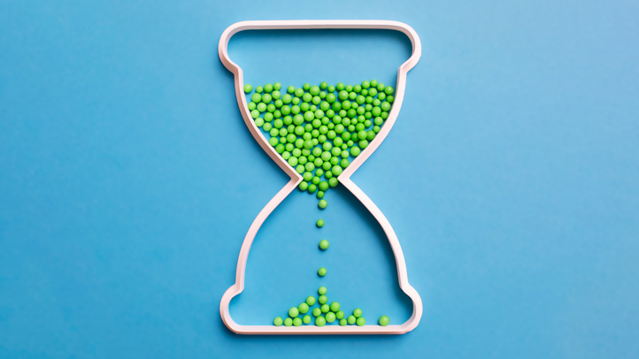 transitioning toddlers between activities, graphic of hour class with green beads slipping through